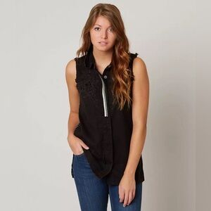 Buckle gimmicks sleeveless top